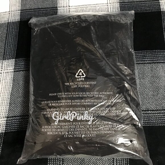 VICTORIA SECRET 2025 FASHION SHOW BLACK ICONIC LOGO PULLOVER HOODIE IN ALL SIZES - Picture 4 of 4